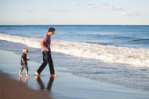 Particulier avec son fils prépare sa retraite à la mer